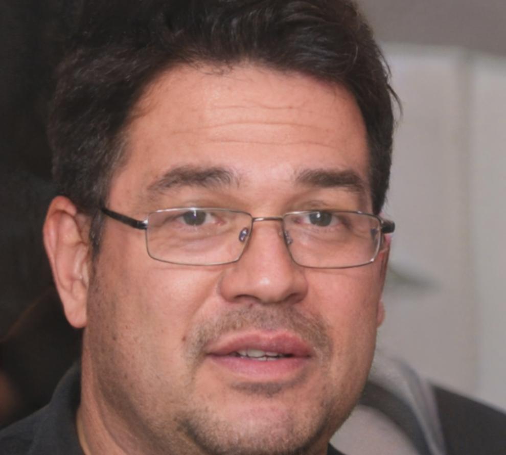 Fermín Llorente Castro en la oficina de dorilapven