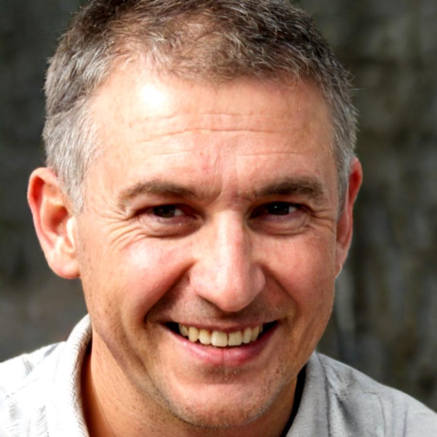 Adriano Requena Saiz revisando proyecciones financieras