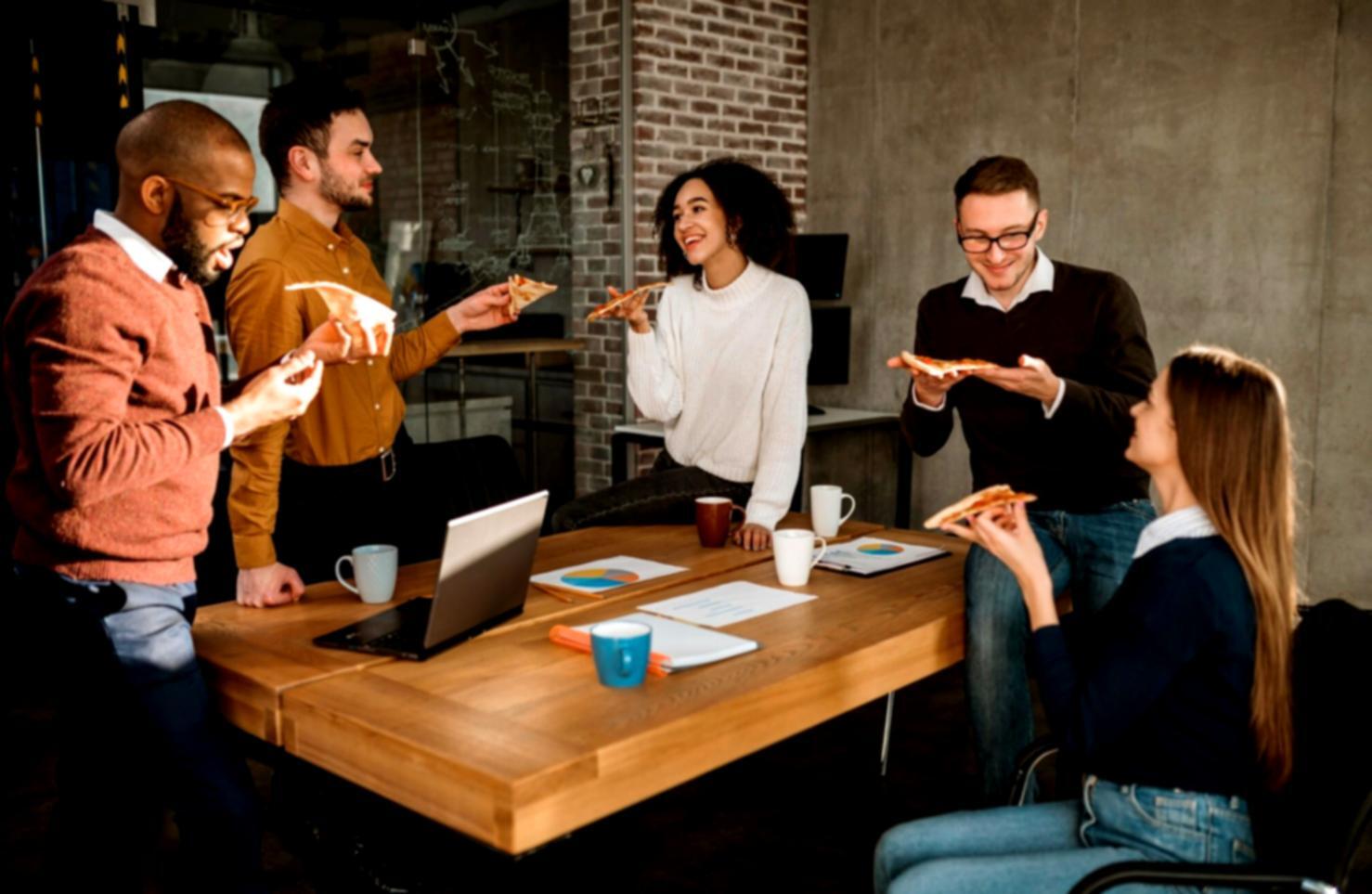 Espacio de trabajo moderno con herramientas de análisis financiero